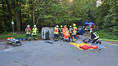 Beim Übungseinsatz unter realistischen Bedingungen: Rettungskräfte der Feuerwehr und der Johanniter. (Foto: Feuerwehr)