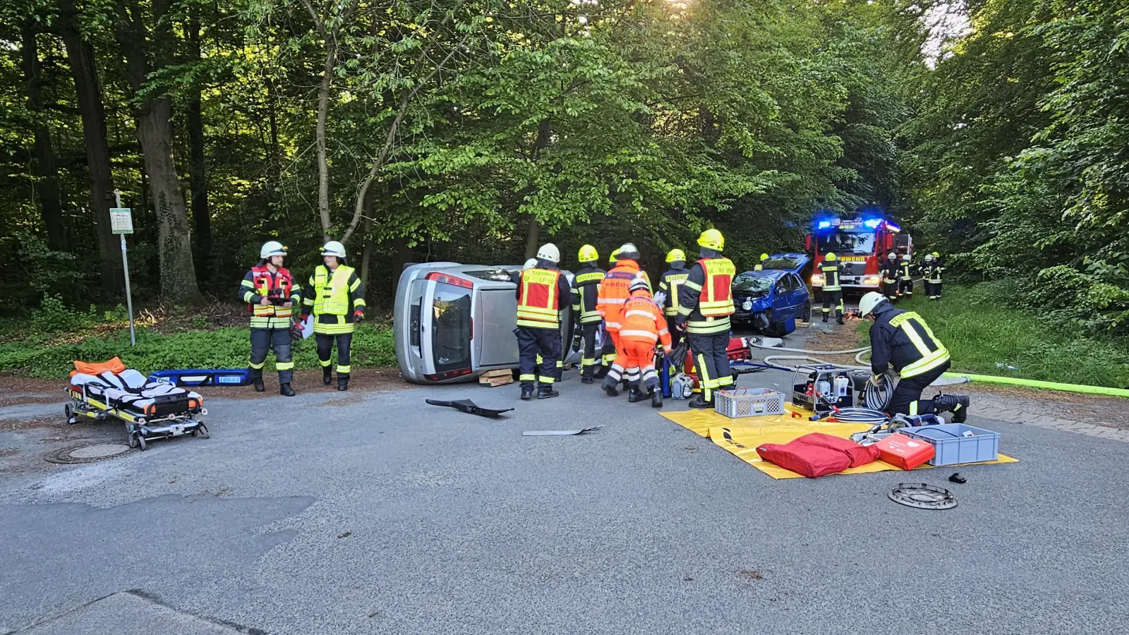 Beim Übungseinsatz unter realistischen Bedingungen: Rettungskräfte der Feuerwehr und der Johanniter. (Foto: Feuerwehr)
