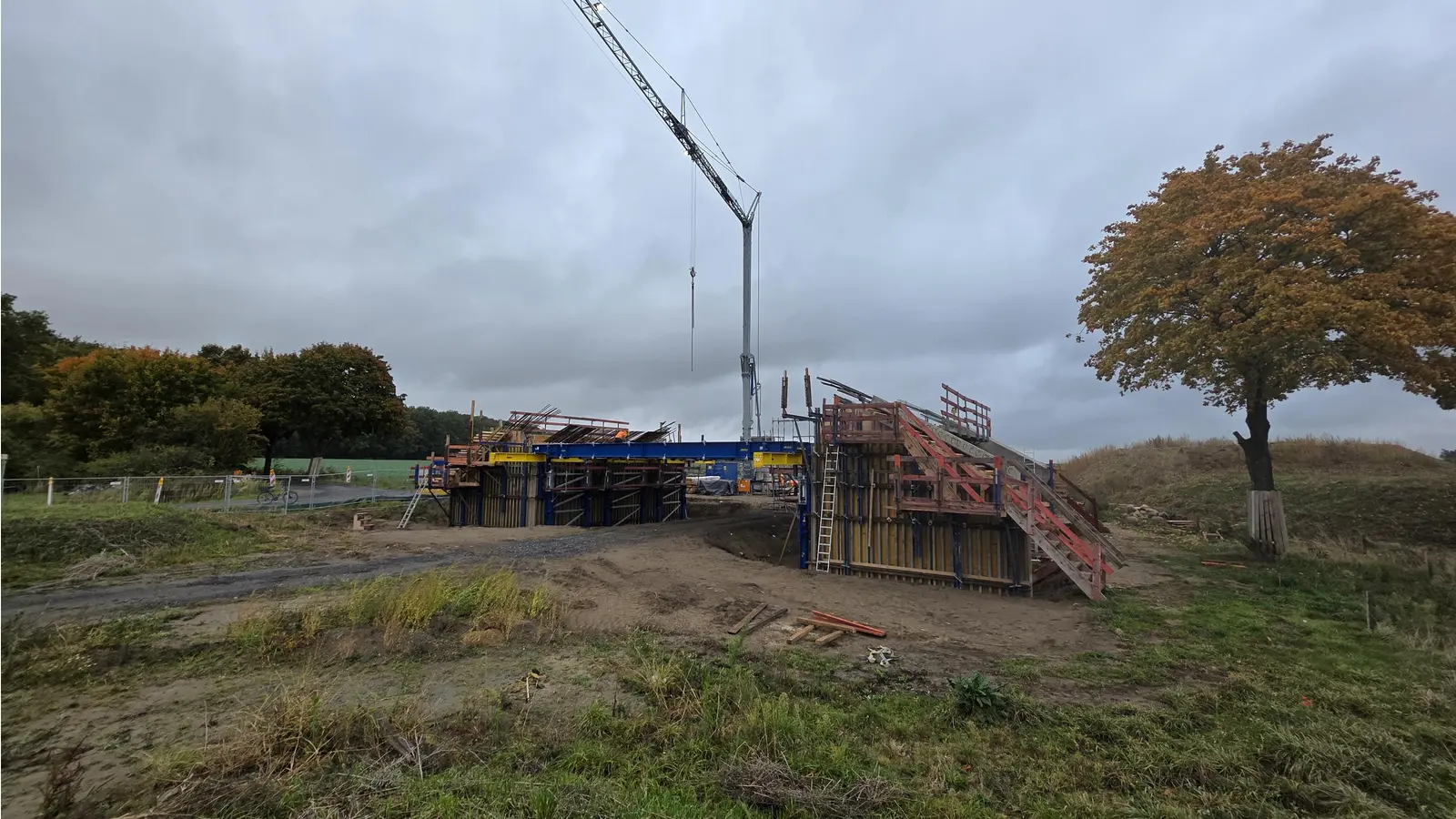 Soll Anfang 2026 fertig sein: Die rund 1,9 Millionen Euro teure Fledermausbrücke. (Foto: tau)