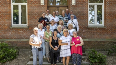 Haben sich wiedergesehen: In Steinhude treffen sich 19 ehemalige Klassenkameraden.