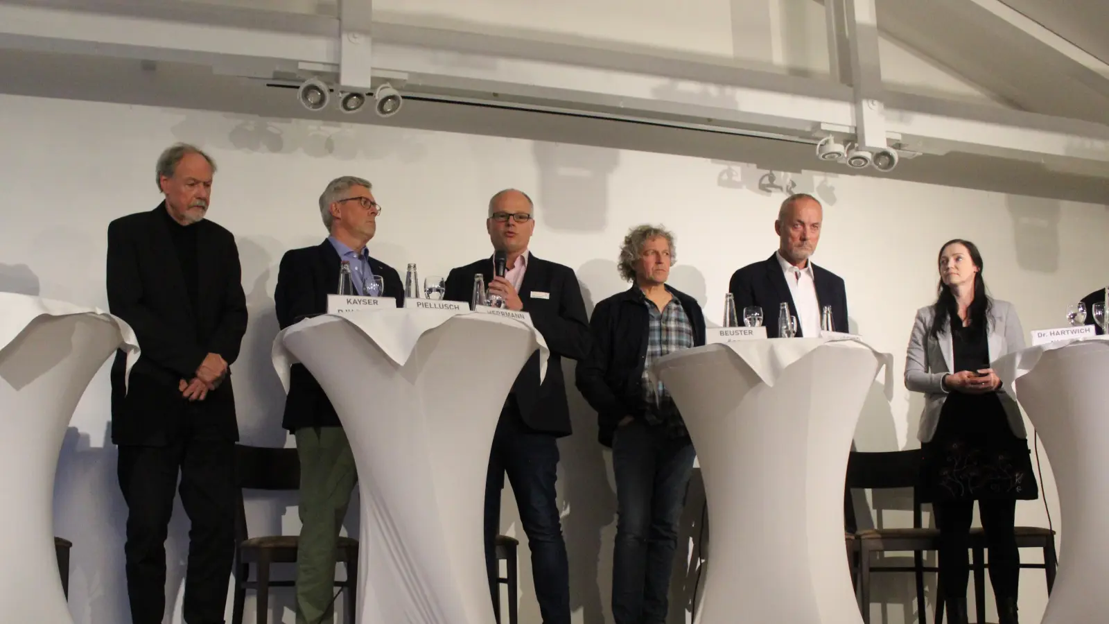 Haben miteinander diskutiert (v.li.): Burkhard Kaysyer, Carsten Piellusch, Mark Herrmann, Thomas Beuster, Dr. Conrad Ludewig und Dr. Melanie Hartwich. (Foto: wb)