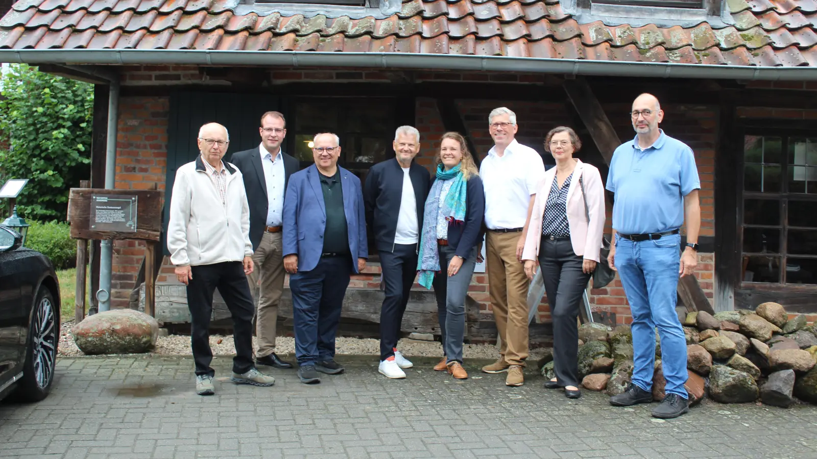 Diskutieren in der Kastenmangel über den Schlamm (v.li.): Wilhelm Bredthauer, Martin Ehlerding, Thomas Silbermann, Stefan Politze, Eva Bender, Carsten Piellusch, Gundula Cordes und Nils Hoffmann. (Foto: wb)