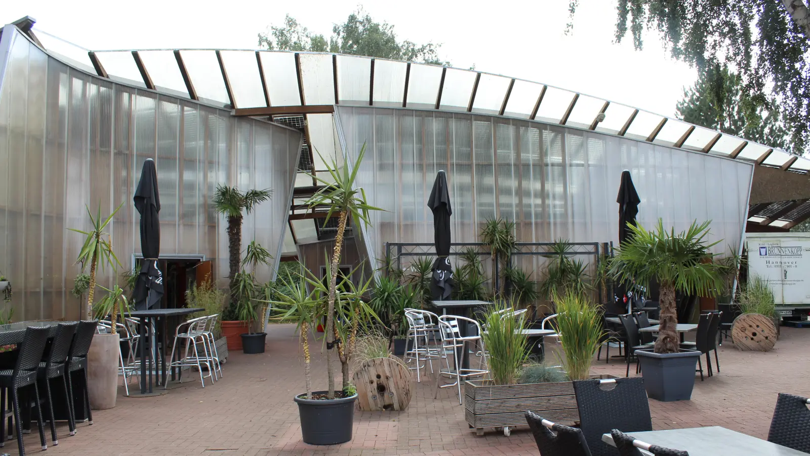 In die Jahre gekommen: Bistro Meereslauschen (EXPO-Pavillon) mit Terrasse. (Foto: wb)