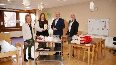 Vertreter der AWO empfangen von Samtgemeindebürgermeister Thomas Wolf die besten Wünsche für den Hort. (Foto: gk)
