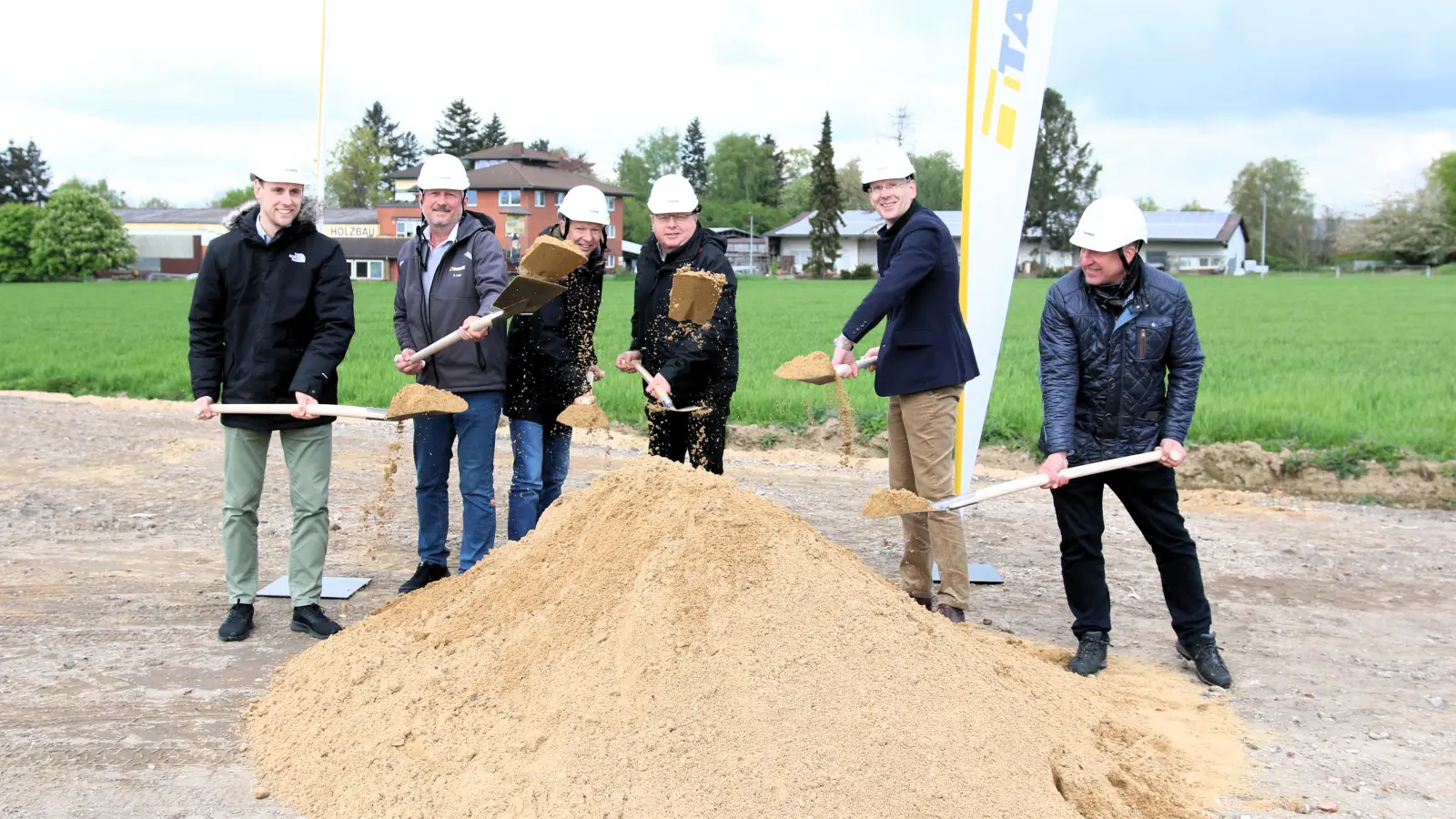 Tobias Packeiser (v. li.) (Agravis), Stephan Lotz, Matthias Hüttl (beide Tauber), Klaus Hüsing (Agravis), Jan-Bernd Kappelhoff (Tauber) und Bürgermeister Ralf Sassmann beim Spatenstich in Rodenberg. (Foto: bb)