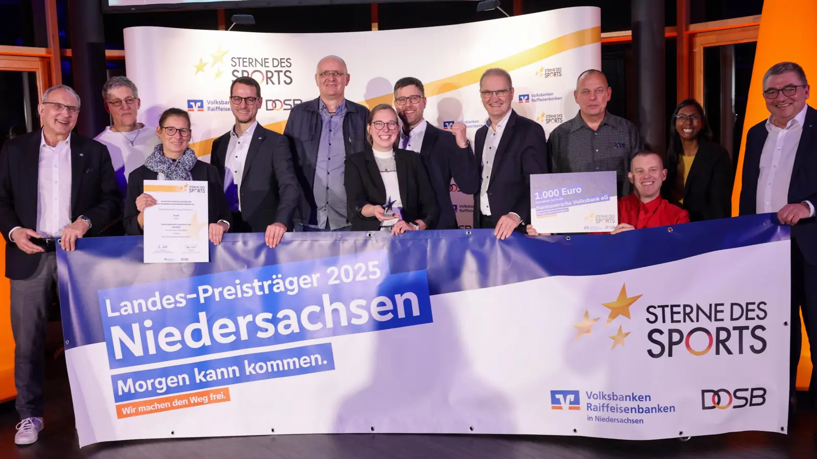 Ausgezeichnet: Vertreter des ASV Wunstorf Südaue zeigen ihre Urkunden. (Foto: Franz Fender)