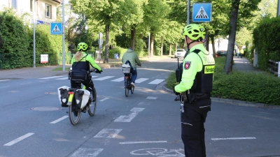 Auf der Barnestraße: Abstandsmessung mit Judith Härung (li.) und Andreas Diekmann. (Foto: gi)