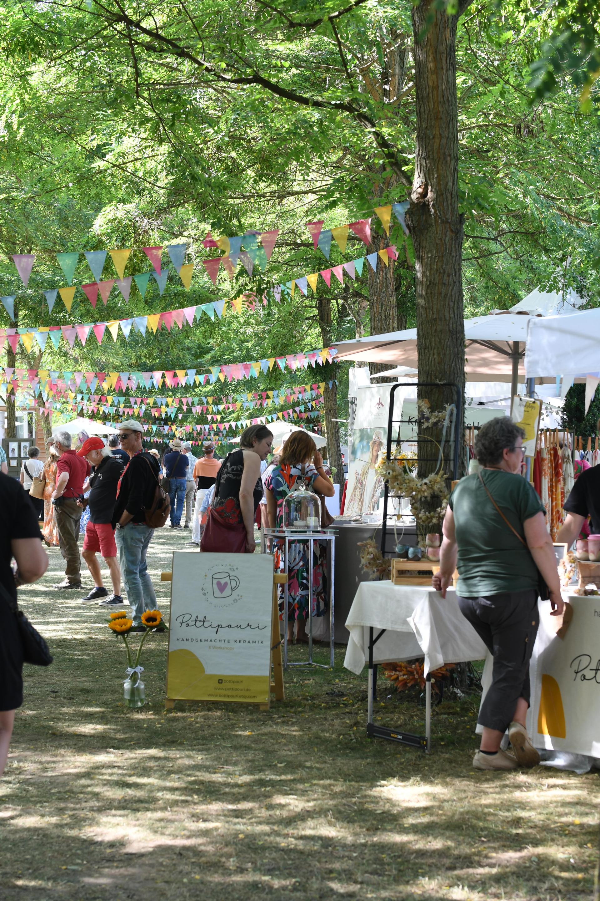 Drei Tage lang verwandelte sich das Rittergut Remeringhausen in ein Paradies für Garten- und Kunstliebhaber: Das beliebte Fest „Romantic Garden“ feierte seinen 25. Geburtstag. Bei strahlendem Sommerwetter strömten zahlreiche Besucherinnen und Besucher auf das idyllische Gutsgelände, um ein abwechslungsreiches Programm aus Ausstellungen, Musik und kulinarischen Angeboten zu genießen. Die gut gelaunten Gäste und das hervorragende Wetter sorgten für beste Stimmung, und auch die Aussteller zeigten sich rundum zufrieden. (Foto: nd)
