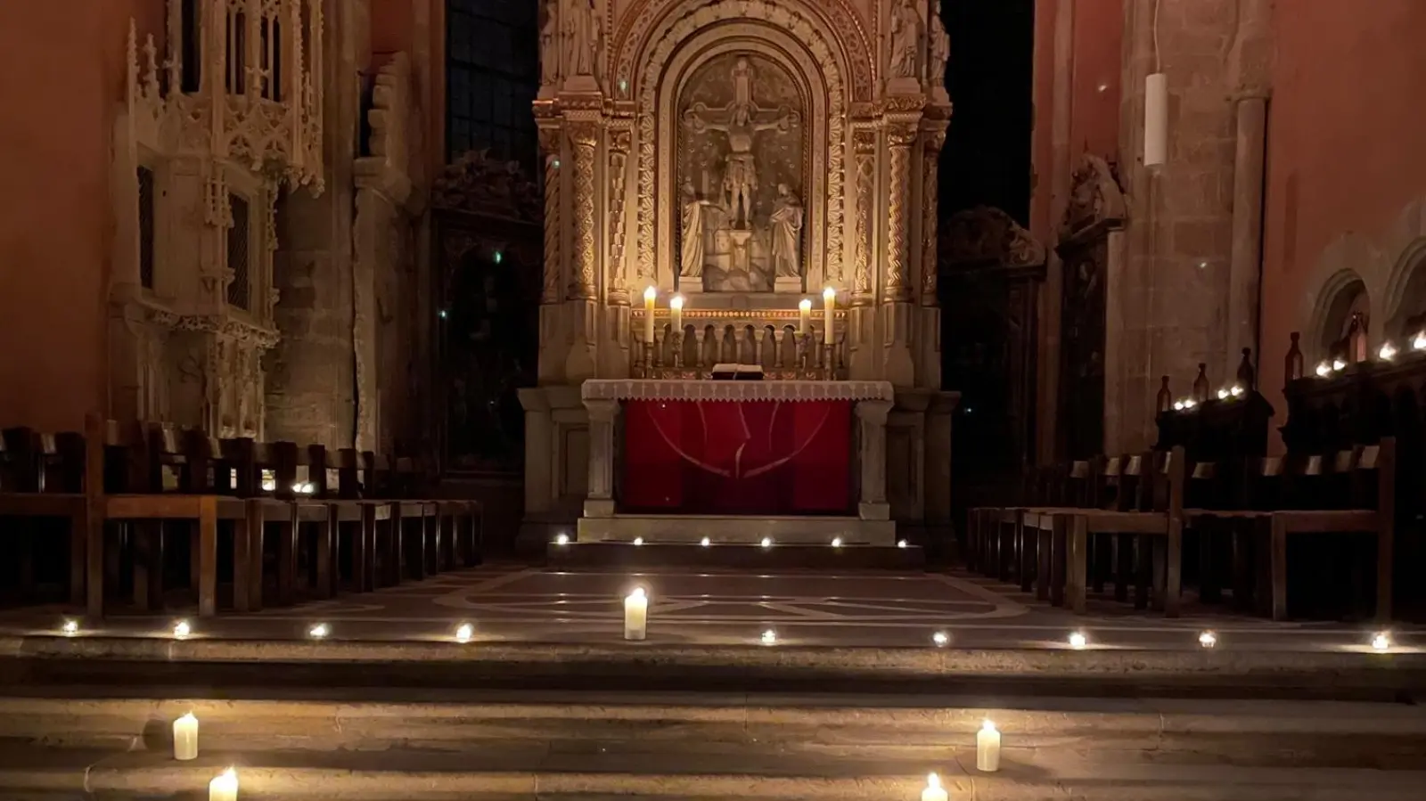 Abendlich erleuchteter Chorraum mit Hochaltar und gotischem Sakramentshaus. (Foto: privat)