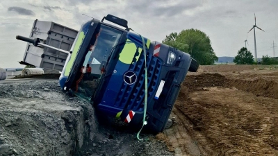Auf dem Deponiegelände in Kolenfeld: Umgekippter Laster. (Foto: Feuerwehr)