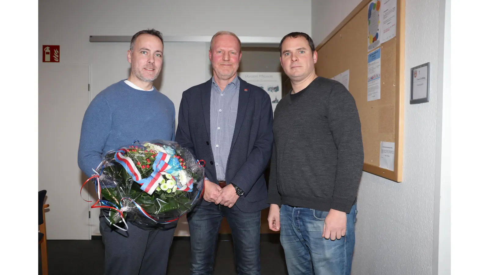 Bürgermeister Dieter Eidtmann (Mitte) verabschiedet Marc-Philipp Drewes (li.) mit einem Blumenstrauß und begrüßt Andy Schmidt (re.).  (Foto: gi)