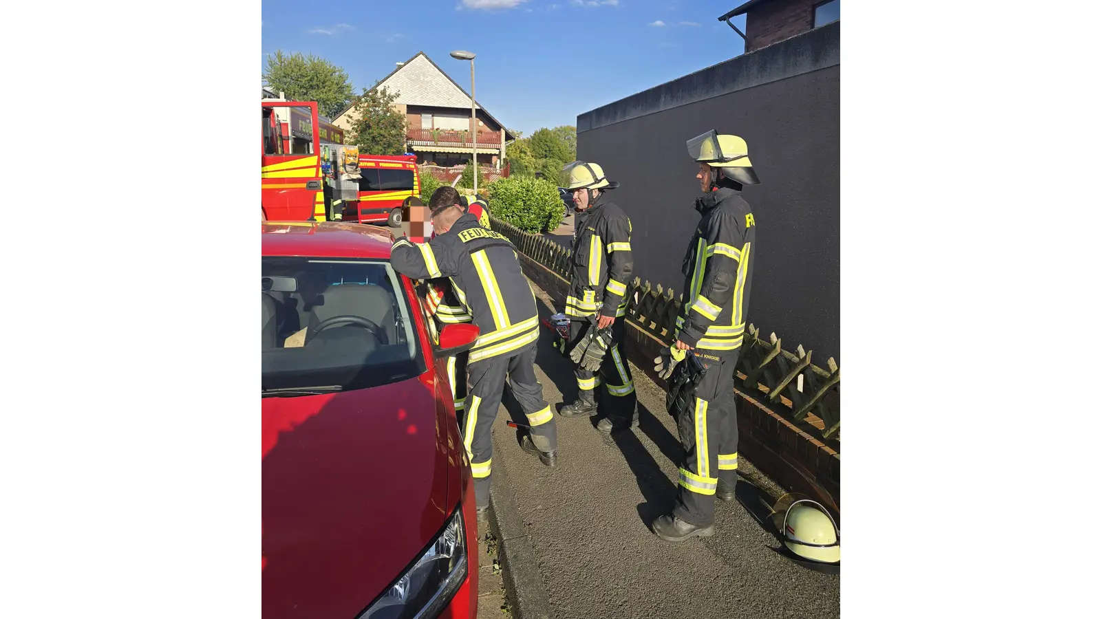 Feuerwehr Lindhorst befreit Kleinkinder aus verschlossenem Auto in der Ringstraße. (Foto: privat)