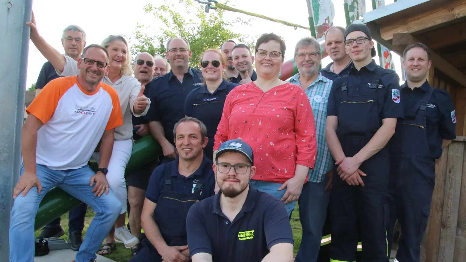 Ortsbürgermeisterin Elke Rodloff (3.v.li.) brachte die „Schmierung“ mit, dann wurde der Baum aufgestellt. (Foto: gi)