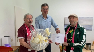 Schulleiter Michael Pannes (Mitte) überreicht den Spendenscheck an Dietmar Buchholz (li.) und Jürgen Uebel. (Foto: BNib e.V.)