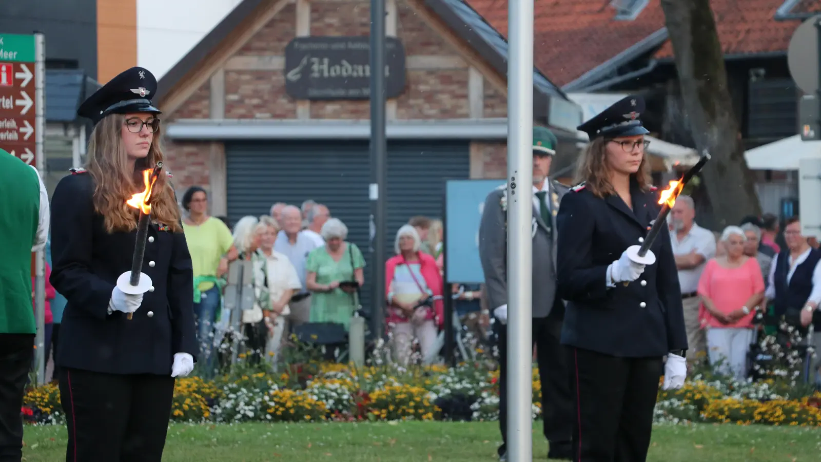 Haben zu den Fackelträgern gehört: Zwei Kameradinnen der Ortswehr Steinhude. (Foto: gi)