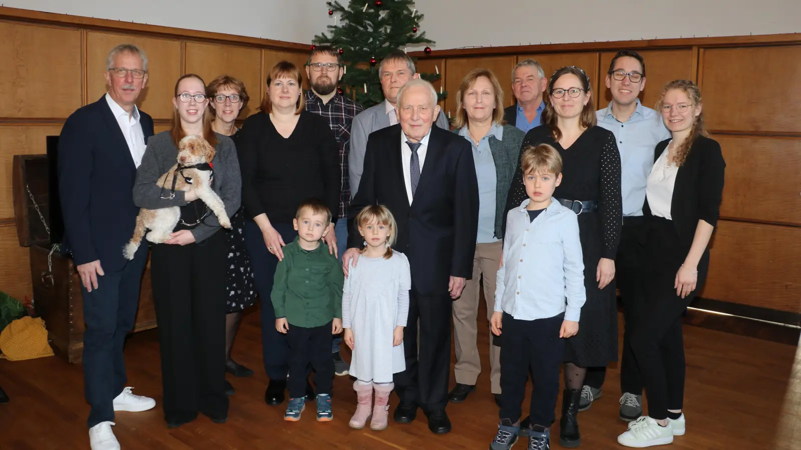 Der Jubilar fühlt sich wohl im Kreise seiner drei Kinder, Schwiegerkinder, Enkel und Urenkel.  (Foto: gi)