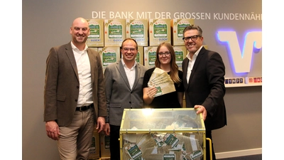 Dustin Schönen, Schaumburger Wochenblatt, Patrick Eschert, Nele Lange, beide Volksbank Hameln-Stadthagen, und Christoph Jäger, SMS, nach der Ziehung der Preisträger beim Weihnachtsgewinnspiel. (Foto: bb)
