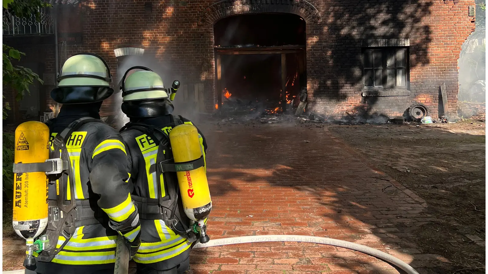 Vor Ort: Die Einsatzkräfte der Feuerwehr. (Foto: Feuerwehr Wunstorf)