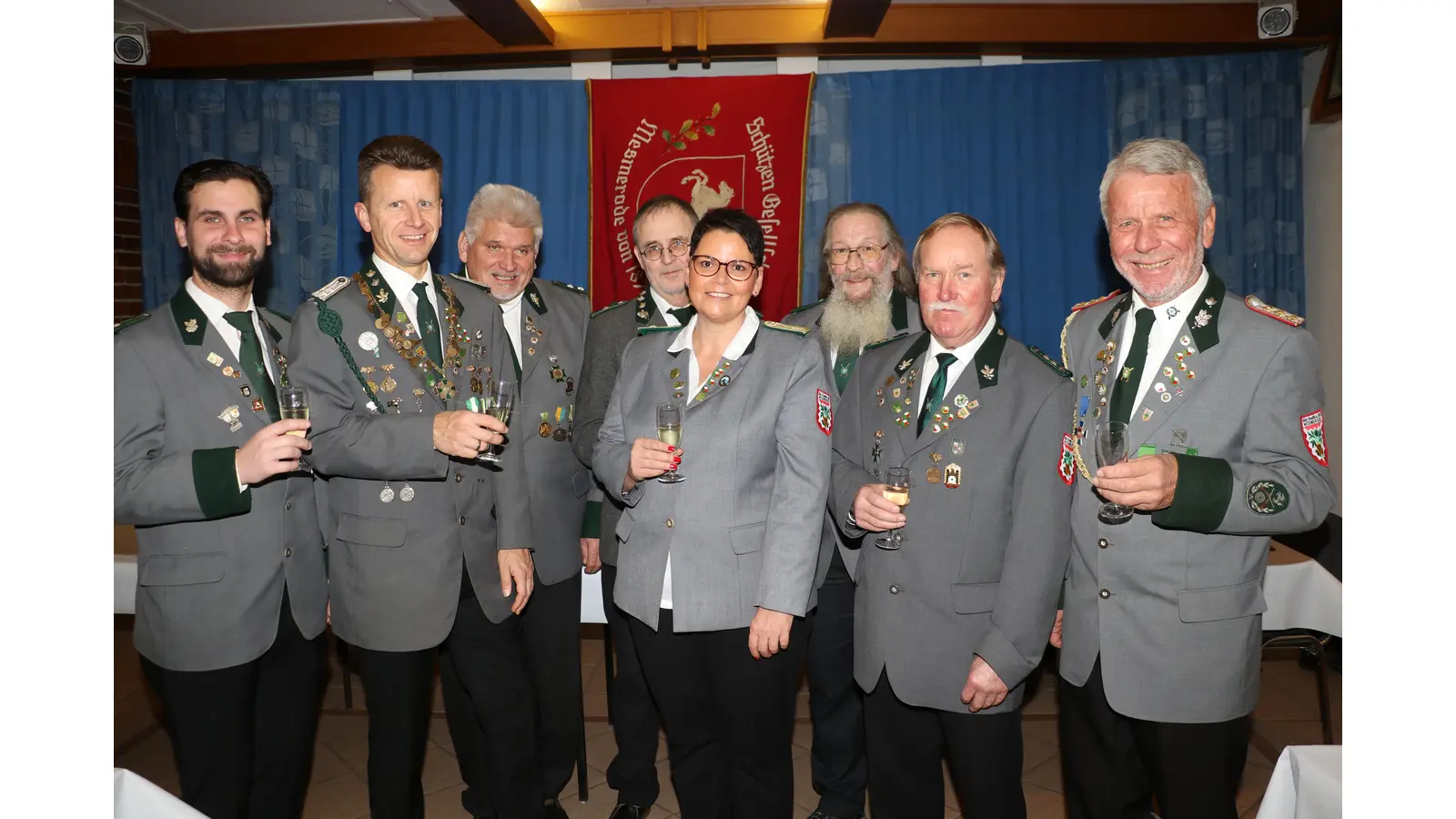 Sie stoßen auf 20 Jahre Vereinshaus Mesmerode an (v.li.): Jannes Dreyer, Simon Stolte, Rudi Makrutzki, Bernd Träger, Sandra Ahl, Peter Demuth, Uwe Simon und Friedrich Stolte.  (Foto: gi)