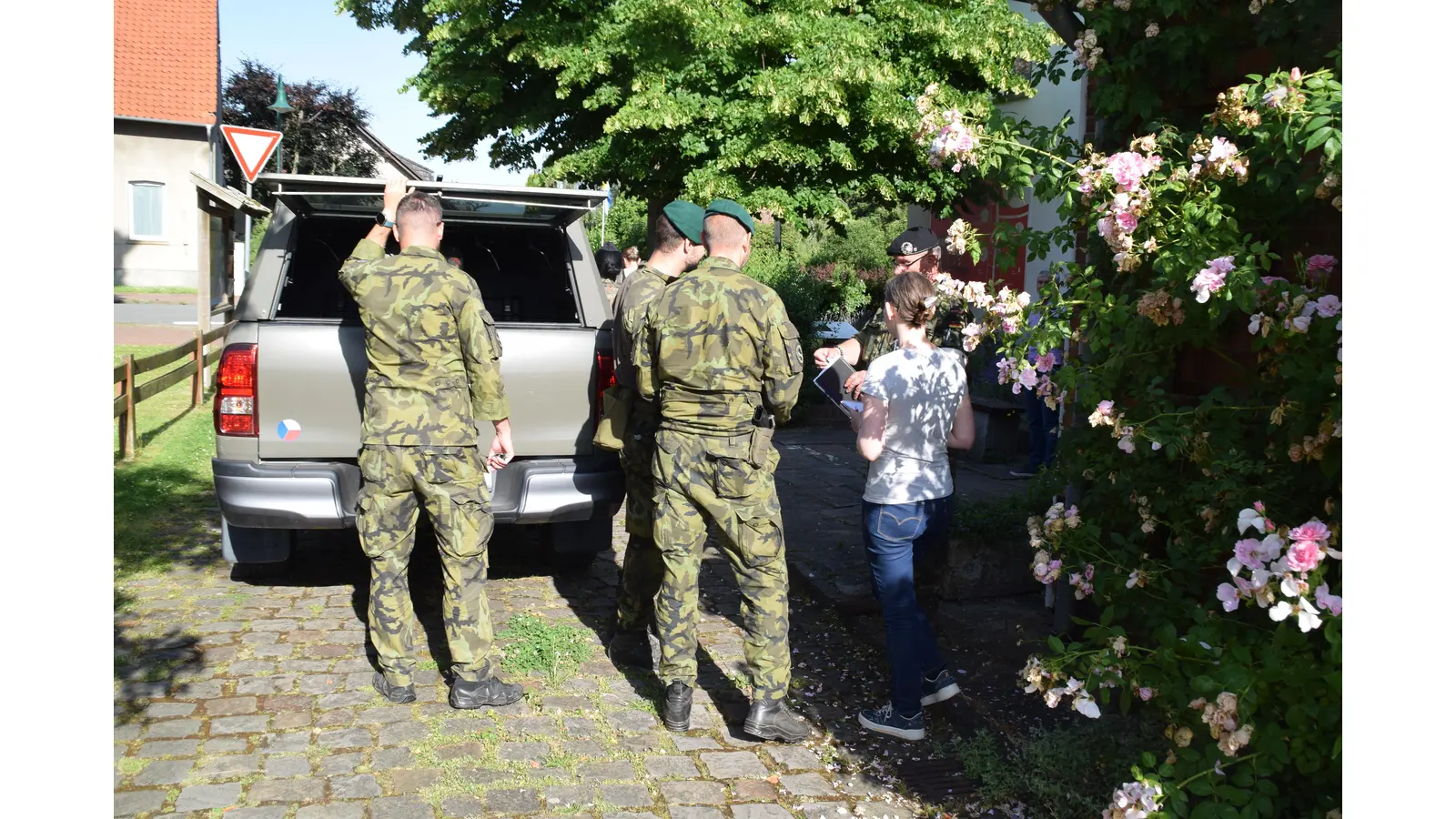 Lagebesprechung vor dem Einsatz am Wilhelm-Busch-Geburtshaus. Die Dolmetscherin (in Zivil) unterstützt. (Foto: ab)