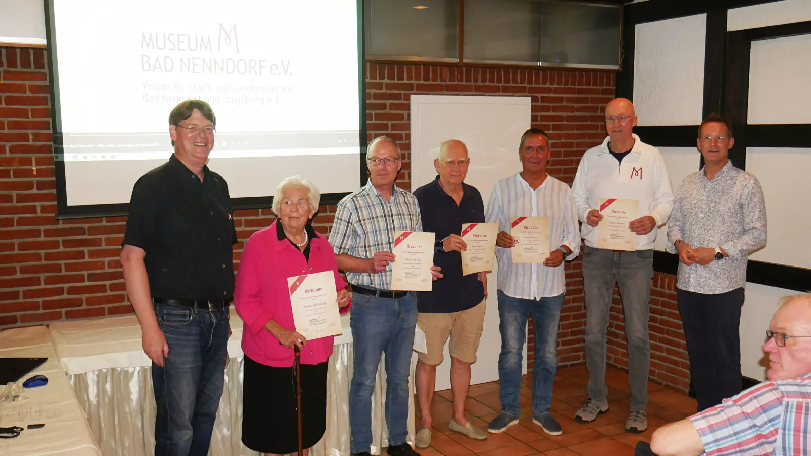 Lars Walther (li.) und Volker August (re.) überreichten Urkunden und Anstecknadeln an zahlreiche Mitglieder. (Foto: gk)