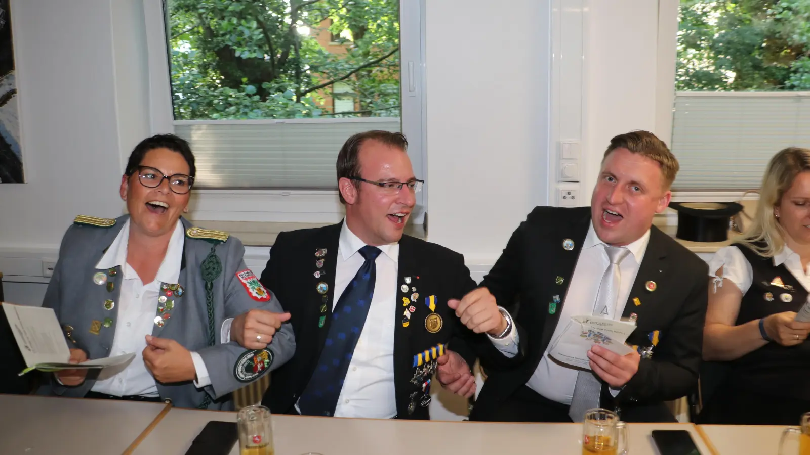 Es wird nicht nur gesungen, sondern auch geschunkelt (v.li.): Sandra Ahl, Martin Ehlerding und Leon Troschke. (Foto: gi)