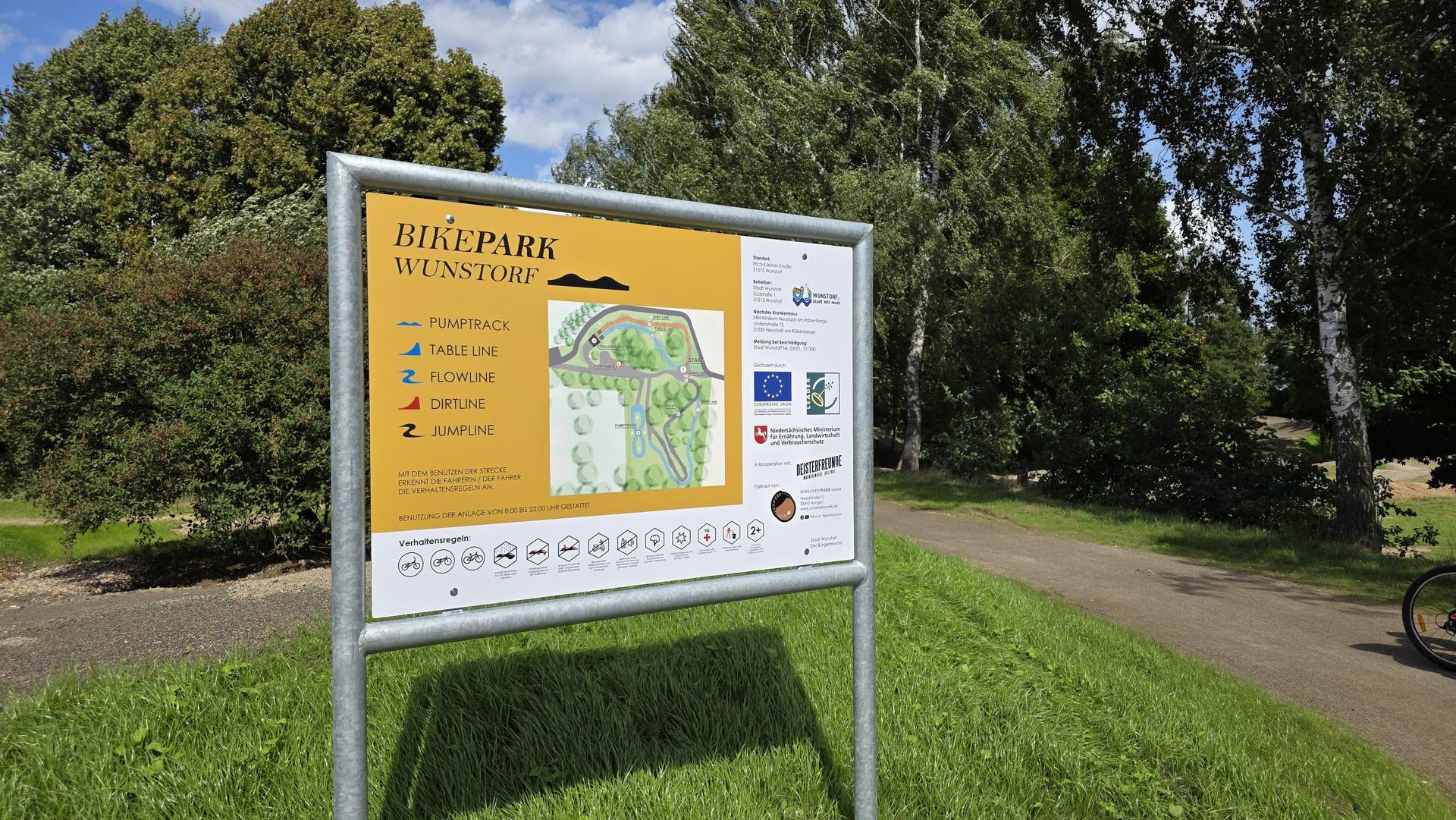 Erklärt, welche Strecken es gibt: Eine Hinweistafel. (Foto: tau)