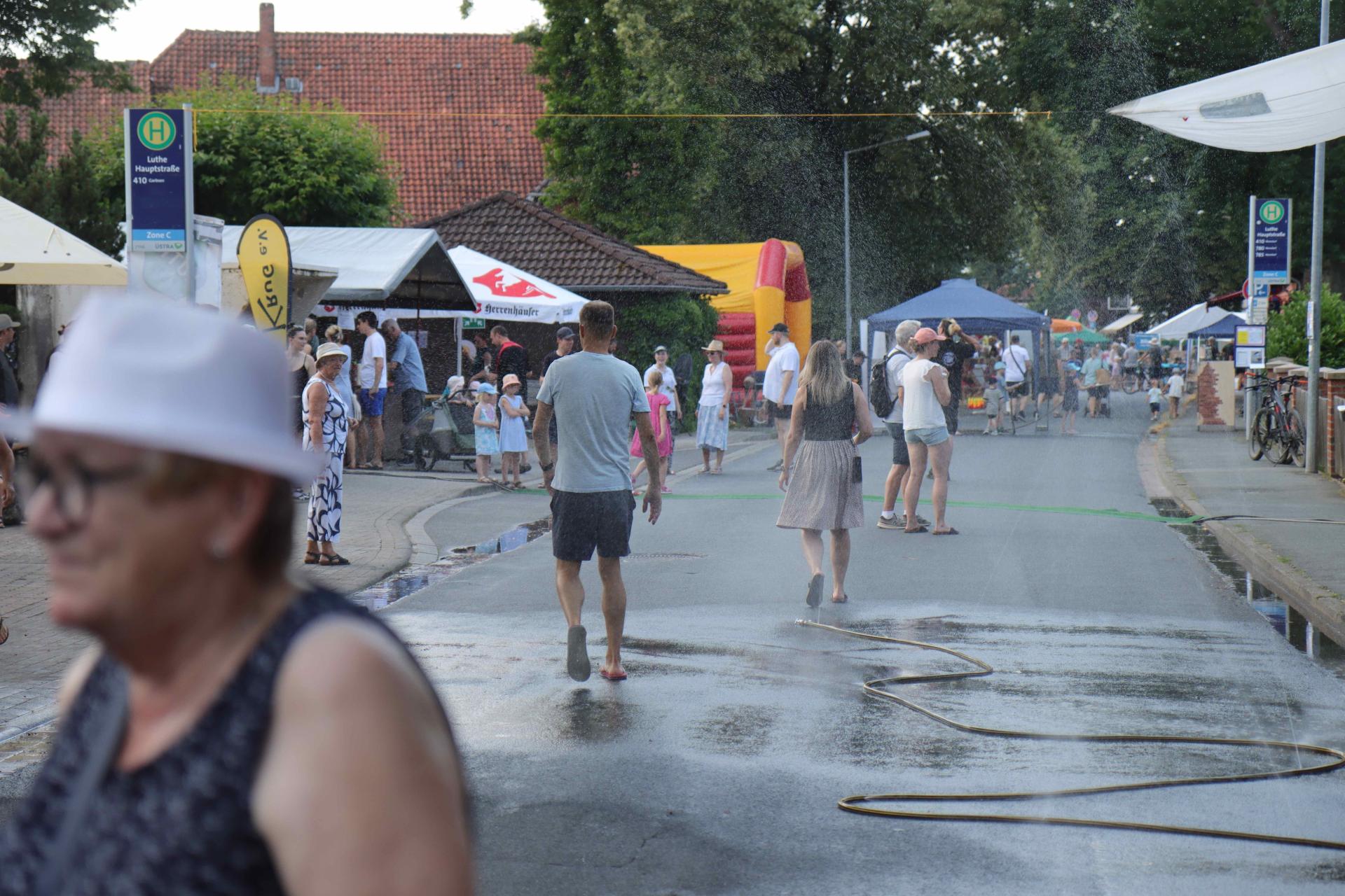 Hauptstraßenfest in Luthe: Für Abkühlung ist gesorgt. (Foto: tau)