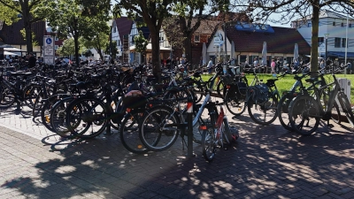 Abseits der Fahrradständer: Wildes Parken am alten Ratskellergelände (Foto: wb)