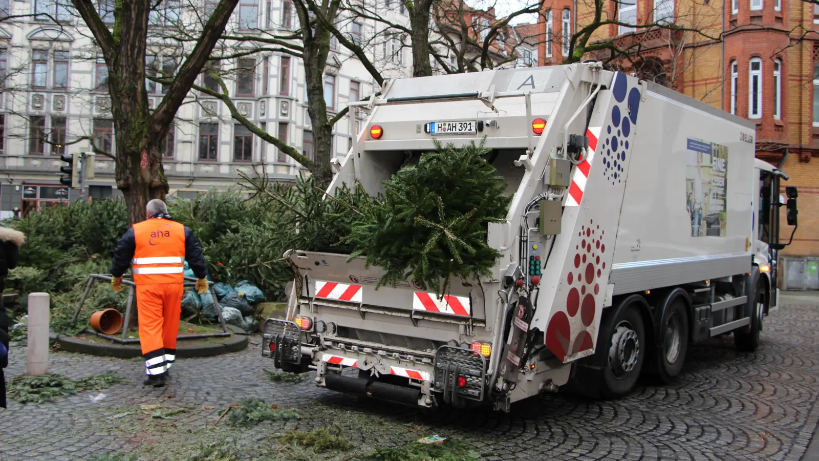 Sorgen für den Abtransport: Die Mitarbeiter von aha.  (Foto: privat)