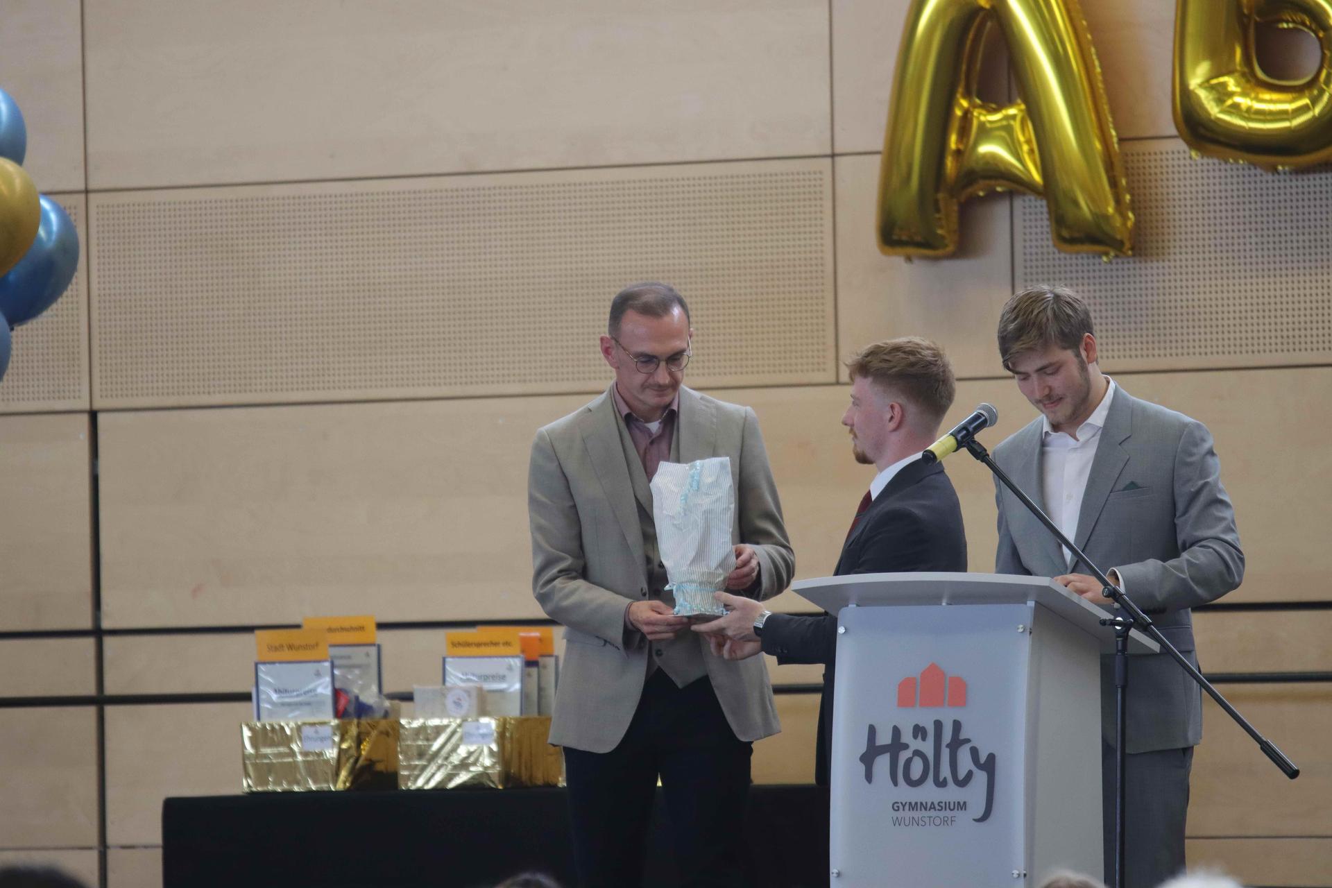 Bekommt einen Ginkgo geschenkt: Schulleiter Robert Conrad. (Foto: tau)