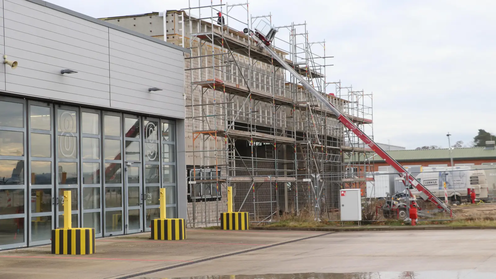 Auf dem Fliegerhorst: Die Fahrzeughalle wird um drei Stellplätze erweitert.  (Foto: gi)