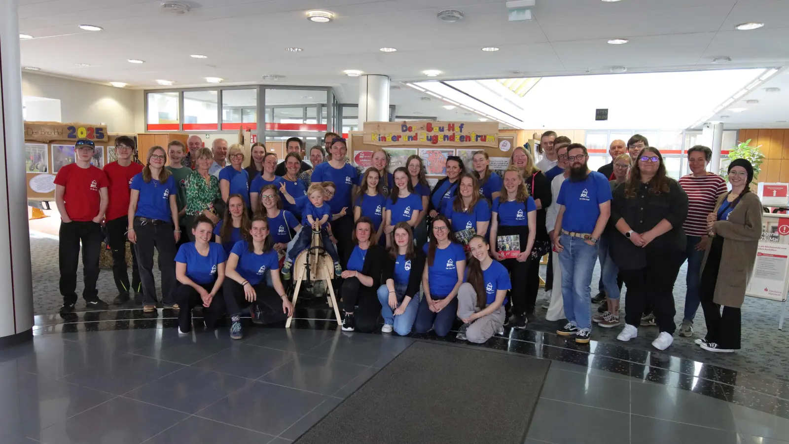Im Foyer der Sparkasse: Das große Bau-Hof Team. (Foto: tau)