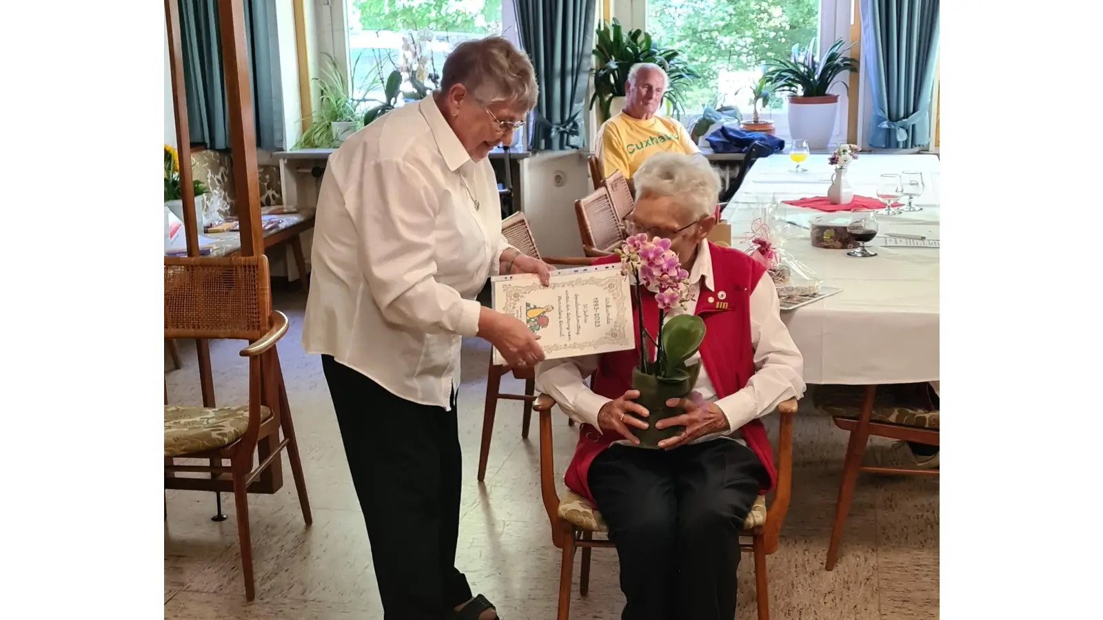 Die Vorsitzende des DRK-Ortsvereins Rodenberg Doris Angerstein, selbst seit 50 Jahren im DRK, ehrt Hannelore Daniel für 30 Jahre aktive DRK-Mitgliedschaft. (Foto: Borchers, Bastian)