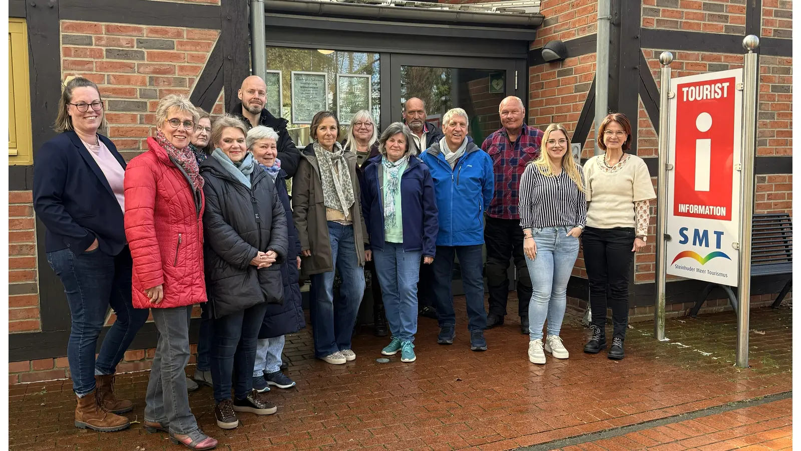 Die Gästeführer und Gästeführerinnen gemeinsam mit Katharina Bodenstab (li.) und Stefanie Pohler (re.) von der Steinhuder Meer Tourismus GmbH.  (Foto: privat)