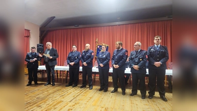 Samtgemeindebürgermeister Hartmut Krause übergab Ehrenamtskarten an sechs Kameraden. (Foto: privat)