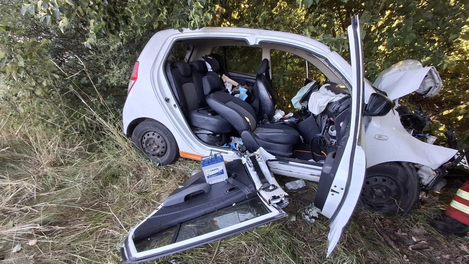 Der zerstörte Hyuandai i10 neben der A2. (Foto: Feuerwehr)