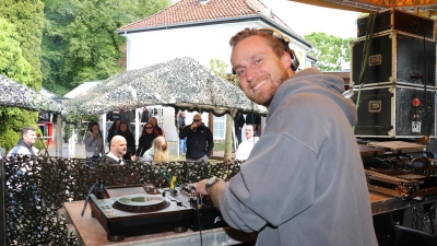 Bei der Arbeit: DJ Alex Höltig. (Foto: gi)
