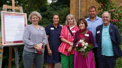 Blumen für Leiterin Anette Dittmer, und es gratulieren (v.li.): Lena Freyberg, Julia Sixt, Bettina Warmbold, Ärztlicher Direktor und Chefarzt Peter Zahon, und Dr. Carsten Dette, leitender Oberarzt. (Foto: KRH Klinikum)
