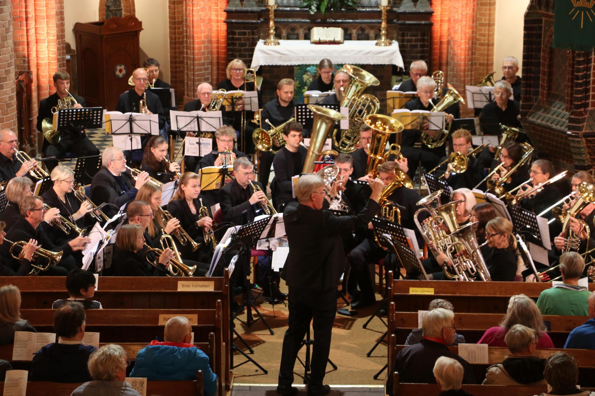Großartige Bläserserenade vor einem begeisternden Publikum.  (Foto: gi)