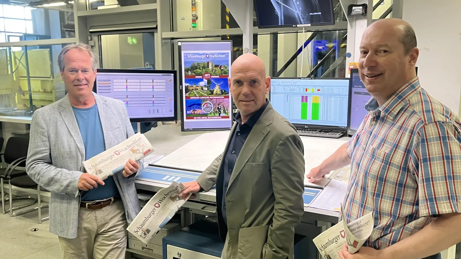 Los geht es mit dem Druck in Rodenberg (v.li.): Verlagsleiter Kai Linnemann, Geschäftsführer André Schäffer und Chef vom Dienst Dirk Sassmann. (Foto: nd)
