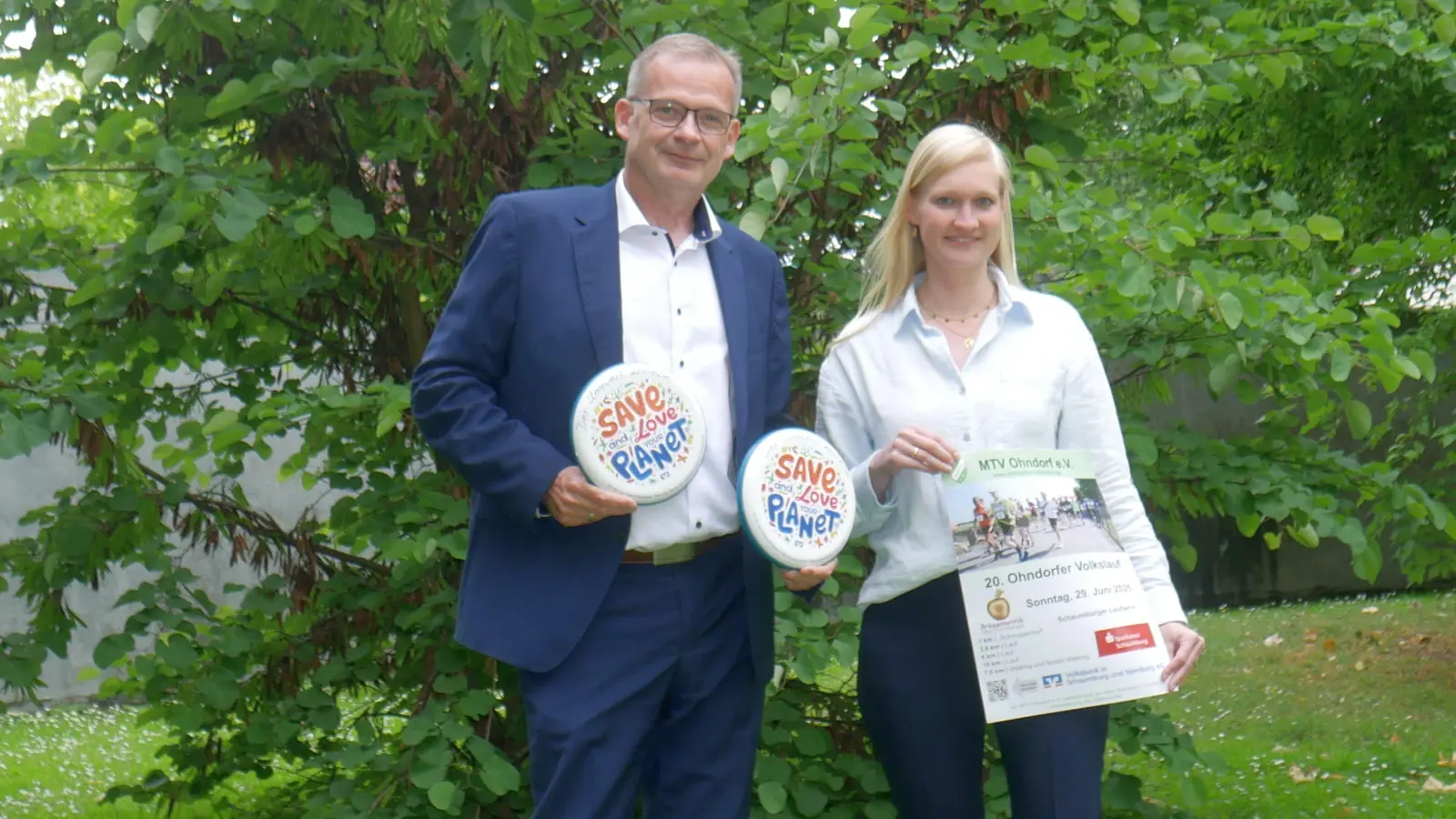 Gemeinsam mit Torsten Schmidt, Volksbank Schaumburg Nienburg, einem Sponsor, lädt Marie Winkler zum Volkslauf ein.  (Foto: gk)