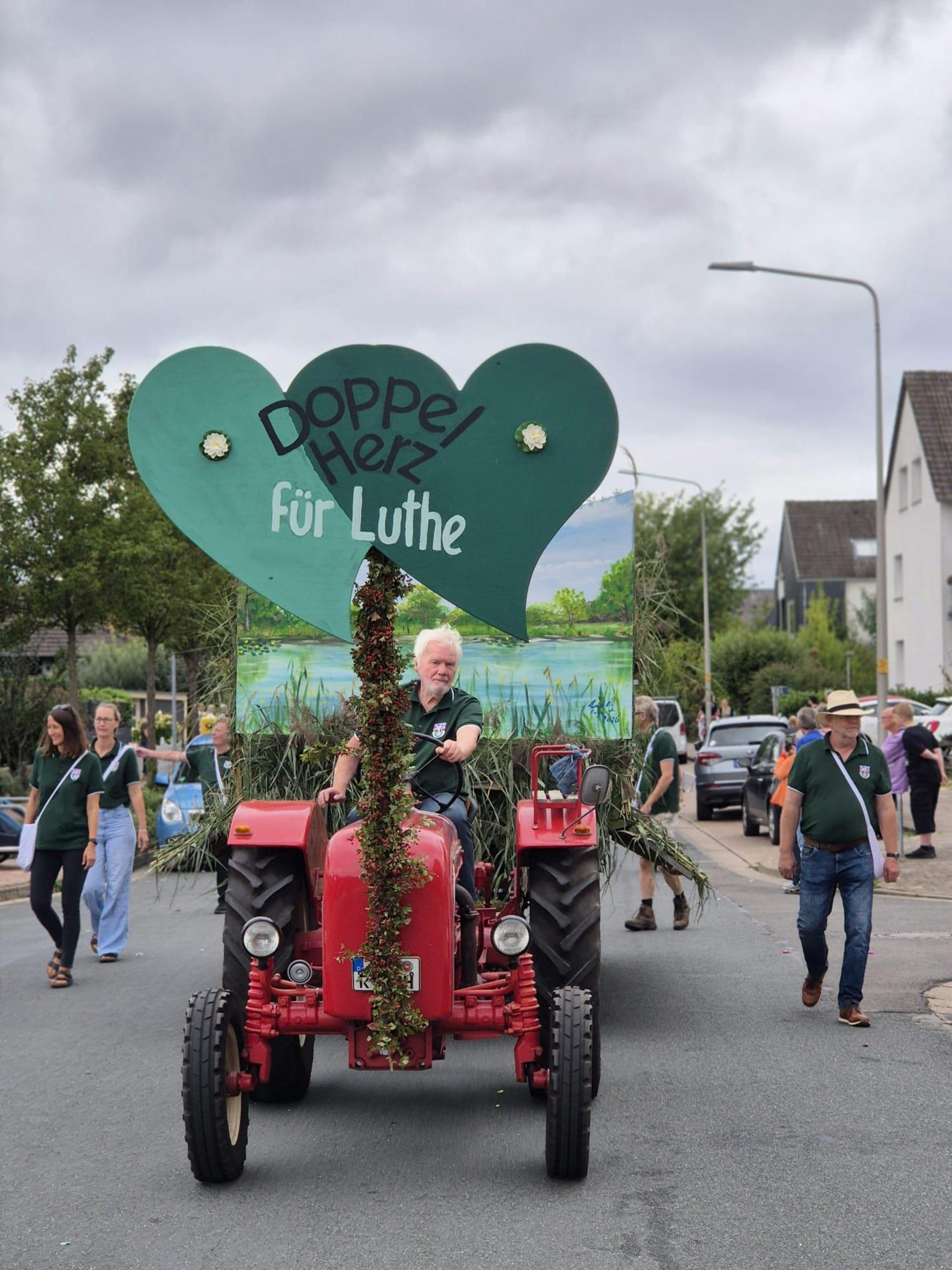 Auf geht's: Der Festumzug in Luthe. (Foto: privat)