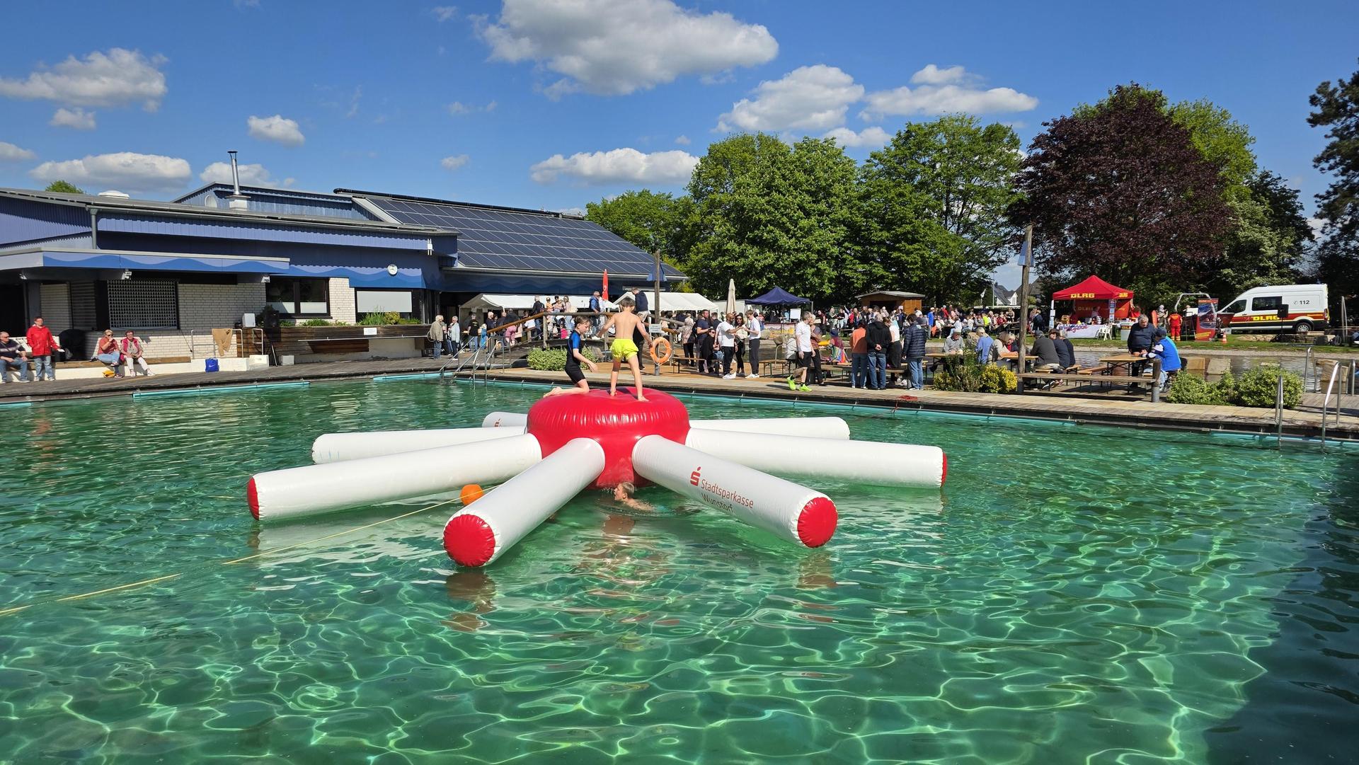 Das Wetter passt: Kinder lassen es sich nicht nehmen und nutzen die Gelegenheit zum Planschen. (Foto: tau)