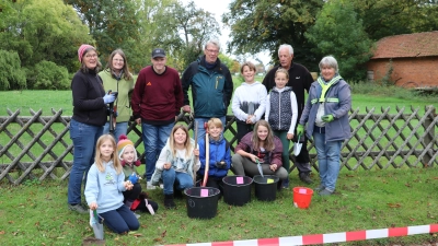 Erste Pflanzaktion der Dorfwerkstatt für ein blühendes Dorf.  (Foto: gi)