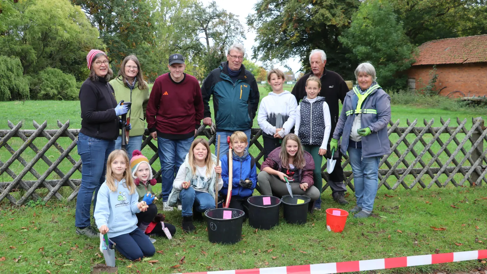 Erste Pflanzaktion der Dorfwerkstatt für ein blühendes Dorf.  (Foto: gi)