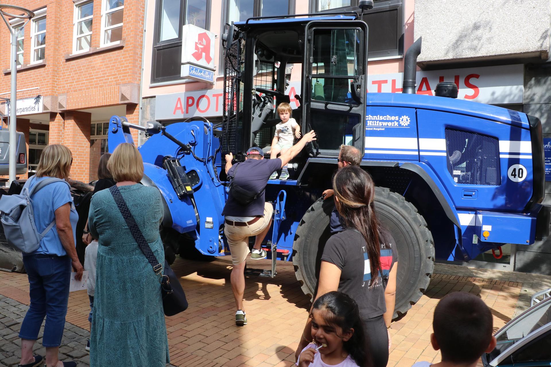 Bagger und Lader des THW waren die begehrten Kletterobjekte für die Kinder.  (Foto: gi)