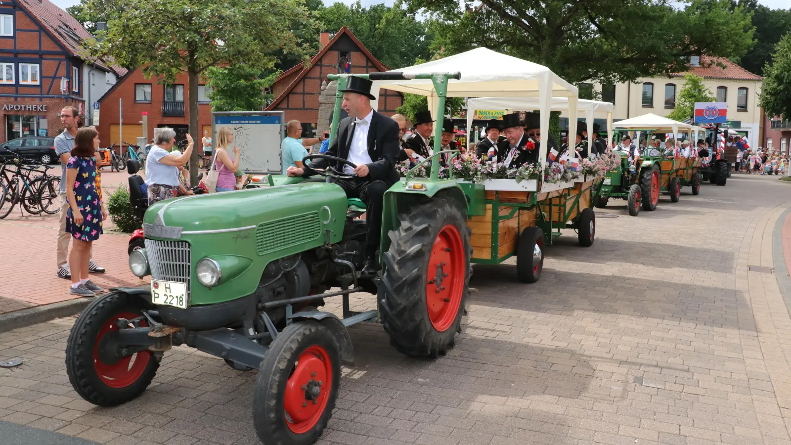 Prägen den historischen Umzug: Die Oldtimertraktoren. (Foto: gi)