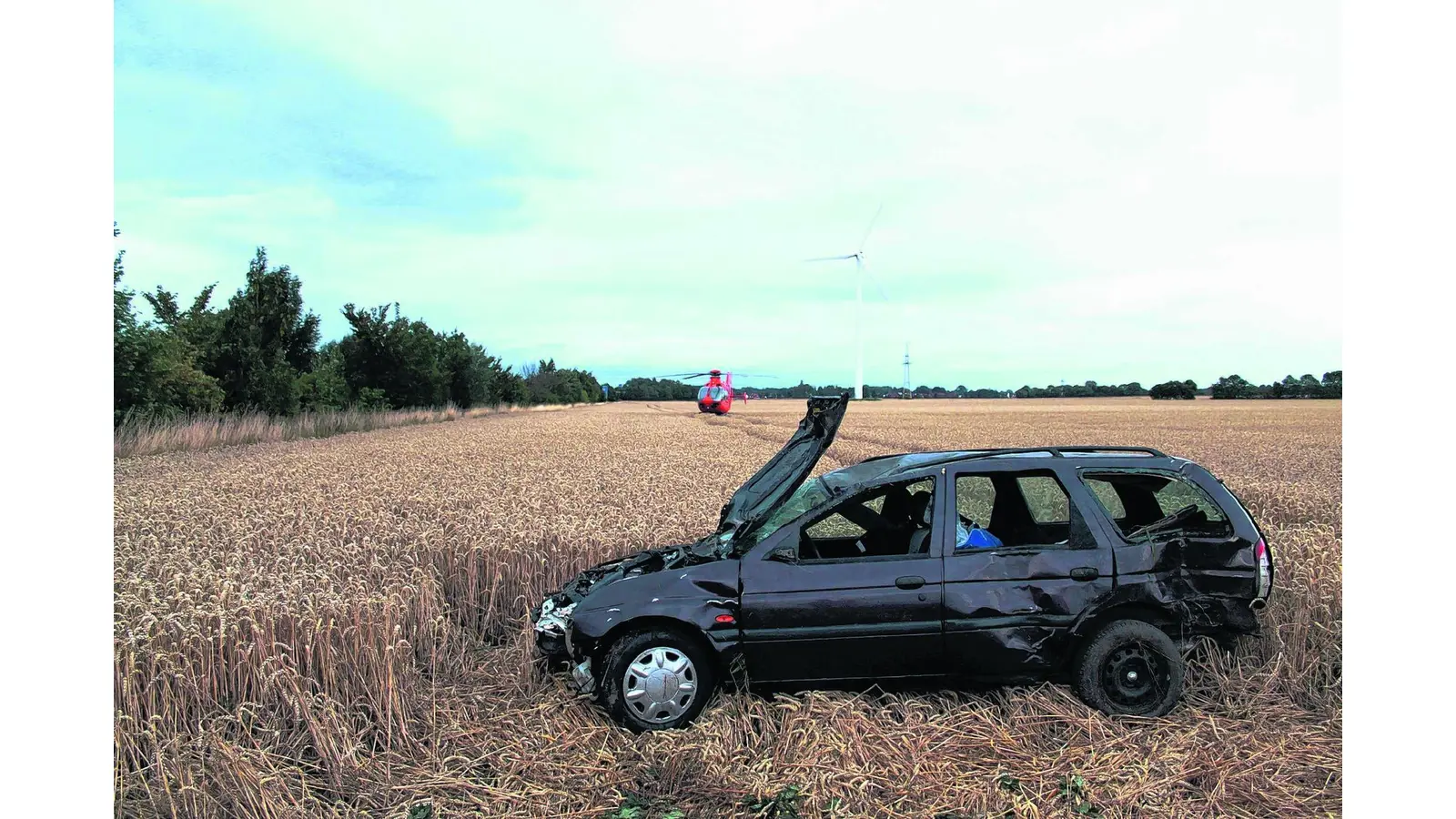 Pkw landet in einem Kornfeld (Foto: gi)