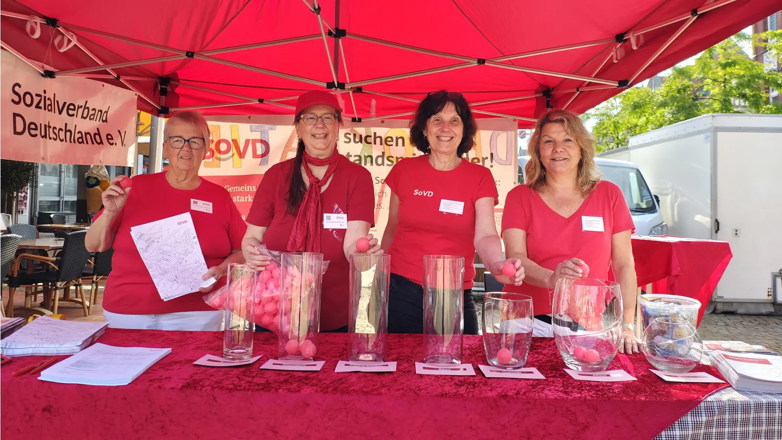 Am Marktstand (v.li.): Helga Ebel, Tanja Weiß, Ralfina Rasching und Kerstin Opladen. (Foto: Sora Rasching)